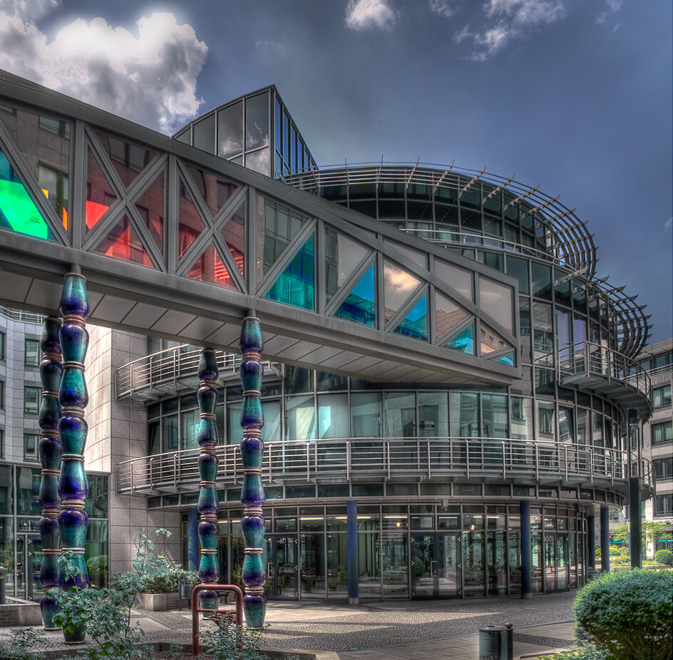 Löhrs Carré in Leipzig mit Blick auf die farbigen Scheiben